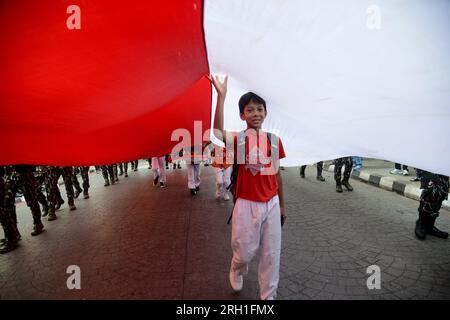 Bogor, Java Ouest, Indonésie. 13 août 2023. Des écoliers indonésiens participent à un défilé avec le drapeau national indonésien avant le 78e jour de l'indépendance de l'Indonésie à Bogor. L’Indonésie marquera le 17 août le 78e anniversaire de son indépendance de la domination néerlandaise. (Image de crédit : © Adriana Adie/ZUMA Press Wire) USAGE ÉDITORIAL SEULEMENT! Non destiné à UN USAGE commercial ! Crédit : ZUMA Press, Inc./Alamy Live News Banque D'Images