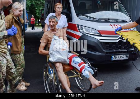 Des volontaires de l’organisation paramédicale hospitalière déplacent un soldat ukrainien blessé vers un bus médical spécial pendant l’évacuation. Les hospitaliers sont un bataillon magique de volontaires ukrainiens qui fournit les premiers soins et évacue les soldats ukrainiens blessés de la zone de guerre depuis 2014. Le bus médicalement équipé des hospitaliers - nommé «autrichien», le surnom d'un ambulancier paramédical hospitalier qui a été tué dans un accident d'un autre bus d'évacuation médicale - peut transporter six patients gravement blessés sur des civières, et plusieurs autres blessés à pied. Banque D'Images