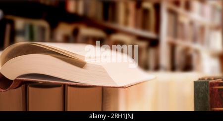 Un livre ouvert sur le fond d'étagère à l'intérieur, gros plan. Banque D'Images