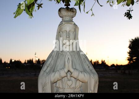 'Sérénité divine - Une statue de marbre captivante d'une femme en prière, évoquant un profond sentiment de paix et de contemplation spirituelle.' Banque D'Images