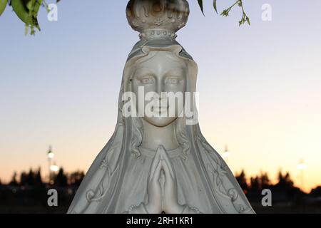 'Sérénité divine - Une statue de marbre captivante d'une femme en prière, évoquant un profond sentiment de paix et de contemplation spirituelle.' Banque D'Images