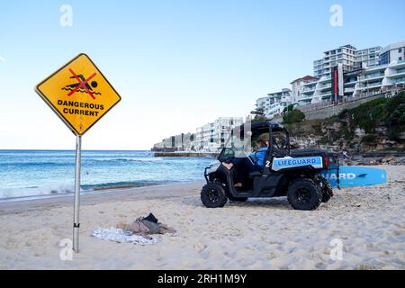 Sydney, Australie. 10 août 2023. Signe d'avertissement de courant dangereux à côté de la voiture de sauveteur à Bondi Beach à Sydney, Australie. (Photo : Daniela Porcelli/Sports Press photo/C - DÉLAI D'UNE HEURE - ACTIVER FTP UNIQUEMENT SI LES IMAGES ONT MOINS D'UNE HEURE - Alamy) crédit : SPP Sport Press photo. /Alamy Live News Banque D'Images