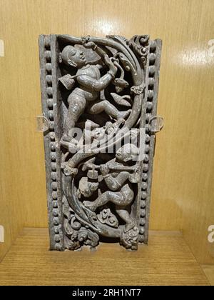 Fragment d'un jambage de porte finement sculpté. 13e siècle, Bhubaneshwar. Banque D'Images