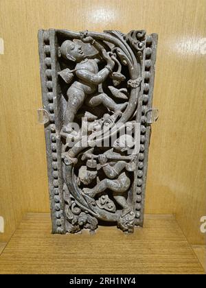 Fragment d'un jambage de porte finement sculpté. 13e siècle, Bhubaneshwar. Banque D'Images