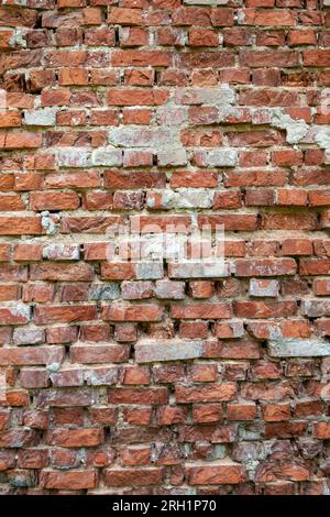 un vieux mur en ruines d'un bâtiment, une partie du mur d'un bâtiment fait de briques qui s'effondre avec le temps par manque de soin approprié Banque D'Images