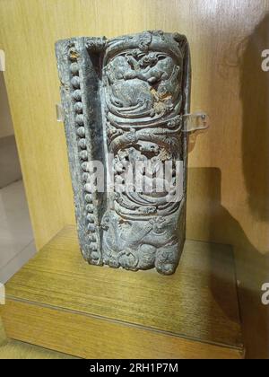 Fragment d'un jambage de porte finement sculpté. 13e siècle, Bhubaneshwar. Banque D'Images