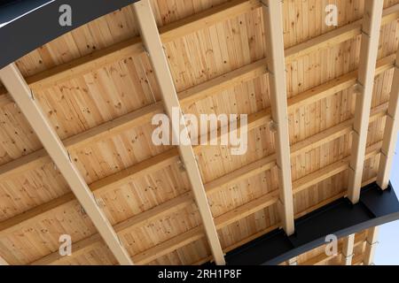 Ready Shed, construction de toit. Construire Une auvent en bois à partir de planches et poutre en acier structurel, pas de gens. Construction et ingénierie. Horizontal Banque D'Images