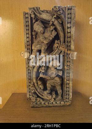Fragment d'un jambage de porte finement sculpté. 13e siècle, Bhubaneshwar. Banque D'Images