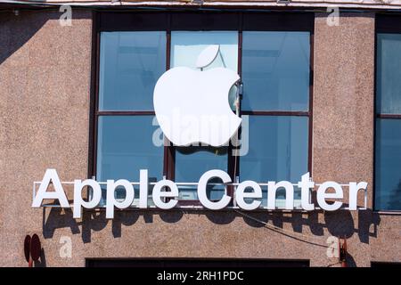 Tyumen, Russie-09 août 2023 : Apple Center logo store Centre commercial Central. Mise au point sélective Banque D'Images