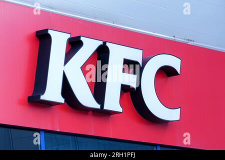 Tyumen, Russie-09 août 2023 : gros plan du logo KFC. KFC est une chaîne de restauration rapide américaine. Banque D'Images