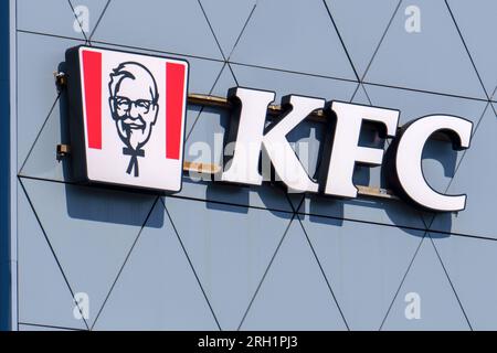 Tyumen, Russie-09 août 2023 : Kentucky Fried Chicken Restaurant Sign, c'est une chaîne de restauration rapide. Banque D'Images