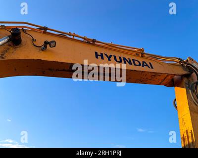 Tyumen, Russie-05 août 2023 : logo Hyundai sur grue, sur excavatrice, concessionnaire Hyundai Banque D'Images