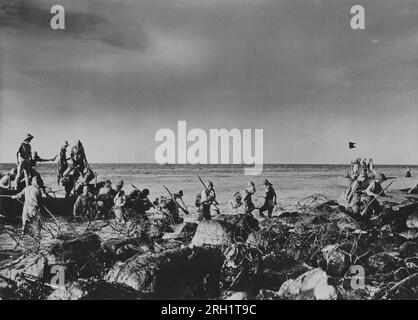 Invasion des Philippines, décembre 1941 – mai 1942. Les troupes de l'armée impériale japonaise débarquent de leur embarcation de débarquement sur la côte du Corregidor, en mai 1942. Avec la résistance organisée qui s’écroulait dans toutes les autres régions, l’île fortement fortifiée servirait de dernier obstacle majeur à la conquête des Philippines par le Japon. Banque D'Images