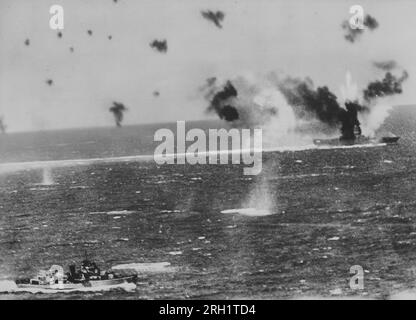 Bataille de la mer de Corail, mai 4-8 1942. De la fumée s'échappe du porte-avions USS Lexington de la marine américaine après qu'il a été frappé par des bombes d'un porte-avions de la marine impériale japonaise, en mai 8 1942. Banque D'Images