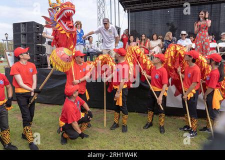 New York, États-Unis. 12 août 2023. Les participants tiennent un dragon lors du 31e Festival de bateaux-dragons de Hong Kong à New York (HKDBF-NY) au Flushing Meadows Corona Park dans le quartier Queens de New York. Il y a eu une course entre les équipes du maire, du contrôleur municipal et du président de Queens Borough et l'équipe du contrôleur municipal a remporté la course tandis que l'équipe du maire a terminé 2e. (Photo Ron Adar/SOPA Images/Sipa USA) crédit : SIPA USA/Alamy Live News Banque D'Images