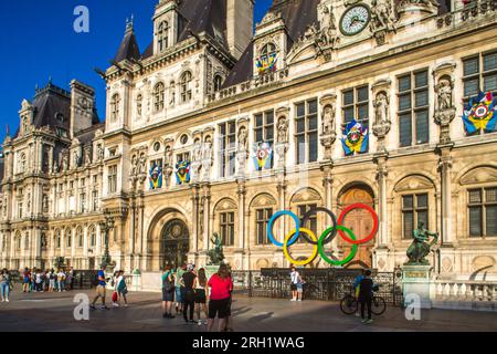 FRANCE. PARIS (75) 4E ARRONDISSEMENT. LES ANNEAUX OLYMPIQUES, SUR LE PARVIS DE L'HÔTEL DE VILLE, ANNONCENT LES JEUX OLYMPIQUES DE PARIS 2024 Banque D'Images