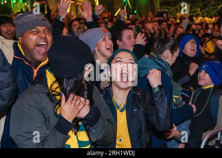 MELBOURNE, AUSTRALIE - 12 AOÛT : les fans de Matildas au Melbourne Fan Festival avec une foule de capacité regardant Australian Matildas vs France les Bleus Banque D'Images