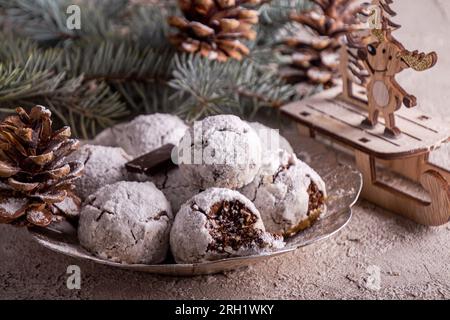 Boules de Noël traditionnel chocolat amande cookies biscuits recouverts de sucre en poudre. Thé russe des gâteaux, biscuits, Mariage mexicains.« Butterballs » Banque D'Images