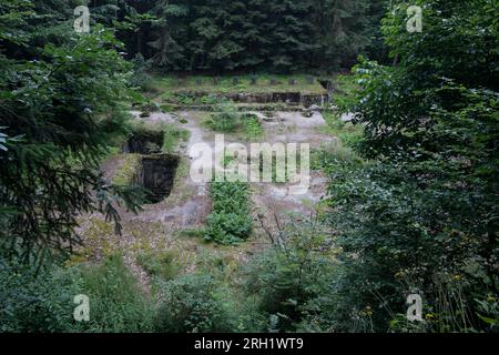 Monolithe en béton avec des dizaines de tuyaux, de drains et de ponceaux, appelé Silownia (centrale électrique), sur la partie au sol du complexe Osowka du projet Riese en G. Banque D'Images