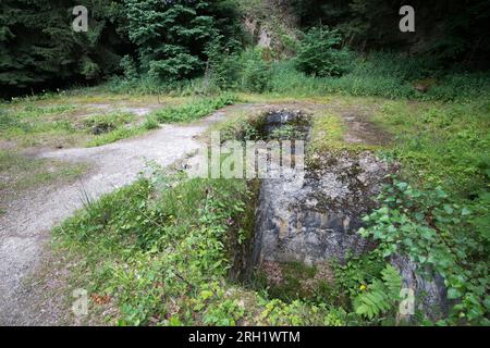 Monolithe en béton avec des dizaines de tuyaux, de drains et de ponceaux, appelé Silownia (centrale électrique), sur la partie au sol du complexe Osowka du projet Riese en G. Banque D'Images