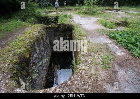 Monolithe en béton avec des dizaines de tuyaux, de drains et de ponceaux, appelé Silownia (centrale électrique), sur la partie au sol du complexe Osowka du projet Riese en G. Banque D'Images