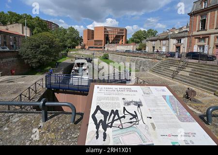 Bateau touristique en attente à l'écluse Saint-Pierre du Canal de Brienne, qui relie la Garonne au Canal du midi et au Canal de Garonne Banque D'Images