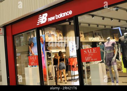 Thessalonique, Grèce 01.08.2023 magasin New Balance dans le centre commercial Mediterranean Cosmos Banque D'Images