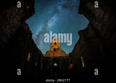 Split, Croatie. 13 août 2023. Une vue des traînées de météorites dans le ciel nocturne pendant la pluie annuelle de météorites Perséides au-dessus des ruines de l'église du Saint-Salut construite au 9e siècle à Civljane, Croatie le 13 août 2023. Photo : Zvonimir Barisin/PIXSELL crédit : Pixsell/Alamy Live News Banque D'Images