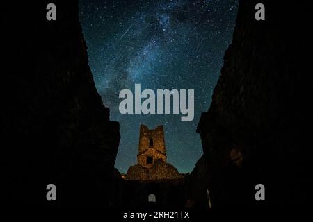 Split, Croatie. 13 août 2023. Une vue des traînées de météorites dans le ciel nocturne pendant la pluie annuelle de météorites Perséides au-dessus des ruines de l'église du Saint-Salut construite au 9e siècle à Civljane, Croatie le 13 août 2023. Photo : Zvonimir Barisin/PIXSELL crédit : Pixsell/Alamy Live News Banque D'Images