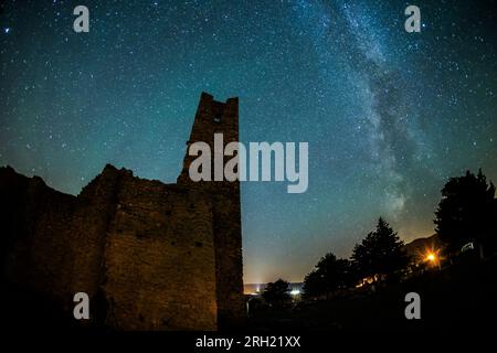 Split, Croatie. 13 août 2023. Une vue des traînées de météorites dans le ciel nocturne pendant la pluie annuelle de météorites Perséides au-dessus des ruines de l'église du Saint-Salut construite au 9e siècle à Civljane, Croatie le 13 août 2023. Photo : Zvonimir Barisin/PIXSELL crédit : Pixsell/Alamy Live News Banque D'Images