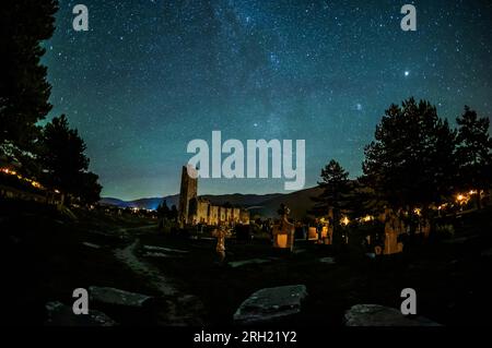 Split, Croatie. 13 août 2023. Une vue des traînées de météorites dans le ciel nocturne pendant la pluie annuelle de météorites Perséides au-dessus des ruines de l'église du Saint-Salut construite au 9e siècle à Civljane, Croatie le 13 août 2023. Photo : Zvonimir Barisin/PIXSELL crédit : Pixsell/Alamy Live News Banque D'Images