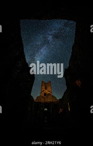 Split, Croatie. 13 août 2023. Une vue des traînées de météorites dans le ciel nocturne pendant la pluie annuelle de météorites Perséides au-dessus des ruines de l'église du Saint-Salut construite au 9e siècle à Civljane, Croatie le 13 août 2023. Photo : Zvonimir Barisin/PIXSELL crédit : Pixsell/Alamy Live News Banque D'Images
