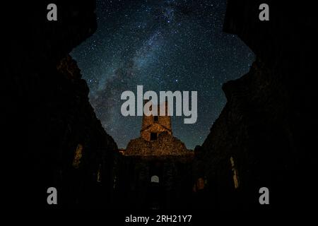 Split, Croatie. 13 août 2023. Une vue des traînées de météorites dans le ciel nocturne pendant la pluie annuelle de météorites Perséides au-dessus des ruines de l'église du Saint-Salut construite au 9e siècle à Civljane, Croatie le 13 août 2023. Photo : Zvonimir Barisin/PIXSELL crédit : Pixsell/Alamy Live News Banque D'Images