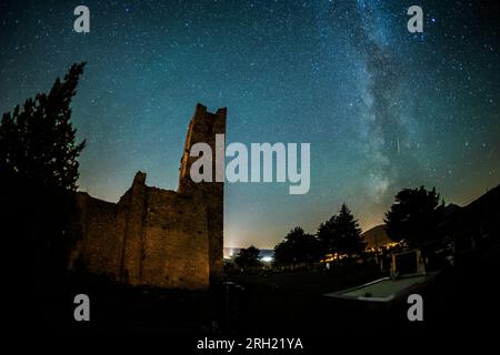 Split, Croatie. 13 août 2023. Une vue des traînées de météorites dans le ciel nocturne pendant la pluie annuelle de météorites Perséides au-dessus des ruines de l'église du Saint-Salut construite au 9e siècle à Civljane, Croatie le 13 août 2023. Photo : Zvonimir Barisin/PIXSELL crédit : Pixsell/Alamy Live News Banque D'Images