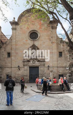 BARCELONE, ESPAGNE - 10 MAI 2017 : ce sont des touristes inconnus à la fontaine en face de l'église de San Felip Neri sur la place du même nom à Banque D'Images