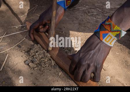 Firestarter, village de tribu Masai, parc national d'Amboseli, Kenya, Afrique Banque D'Images