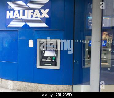 Distributeur de billets à la succursale de Halifax à Hammersmith, Londres, Royaume-Uni Banque D'Images