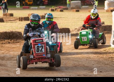 Billingshurst, West Sussex, Royaume-Uni. 12 août 2023. Les pilotes de tondeuse à gazon de course autour d'un virage au lever du soleil dans la BLMRA 500, une course de tondeuse à gazon de nuit de 500 miles style le Mans dans un champ dans le West Sussex, au Royaume-Uni. La British Lawn Mower Racing Association organise son 50e anniversaire de course de 12 heures dans la nuit samedi/dimanche avec 52 équipes, chacune avec jusqu'à trois pilotes. Crédit : Andy Soloman/Alamy Live News Banque D'Images