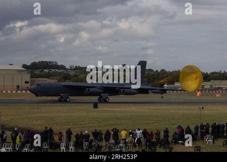 USAF B52 Stratofortress déploie son parachute de freinage lors de son atterrissage au Royal International Air Tattoo de 2023 Banque D'Images