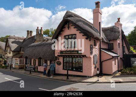 Vieux thé au toit de chaume, établissement bien connu de nourriture et de boissons dans la vieille ville de Shanklin sur l'île de White. Août 2023. Banque D'Images