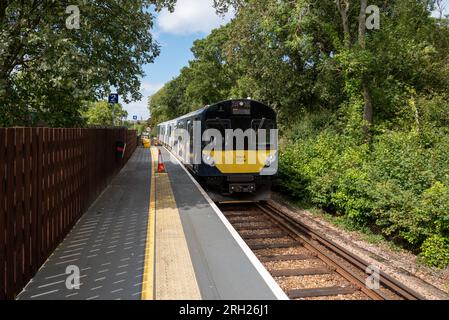 Le train arrive à la gare de Smallbrook sur l'île de Wight. Relie ici au chemin de fer à vapeur de l'île. Août 2023 Banque D'Images