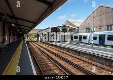 Gare de Ryde St Johns sur l'île de Wight. Plates-formes vides et un train inutilisé en raison d'une grève. Août 2023. Banque D'Images