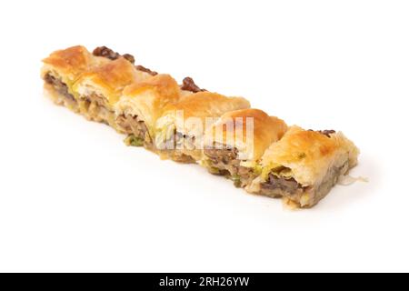 Délicieux baklava sucrée avec des noix isolées sur fond blanc. Vue de dessus. Banque D'Images