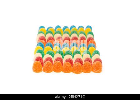 Assortiment de bonbons colorés et délicieux isolés sur fond blanc. Vue de dessus. Bonbons en gelée. Banque D'Images