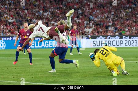 Munich, Allemagne. 12 août 2023. Serge GNABRY, FCB 7 en compétition pour le ballon, attaque, duel, header, zweikampf, action, combat contre Janis Blaswich, RB Leipzig 21, Benjamin HENRICHS, RB Leipzig 39 en action dans le match final de la Super coupe 2023 FC BAYERN MUENCHEN - RB LEIPZIG 0-3 le 12 août 2023 à Munich, Allemagne. Saison 2023/2024, 1.Bundesliga, FCB, München crédit : Peter Schatz/Alamy Live News crédit : Peter Schatz/Alamy Live News Banque D'Images