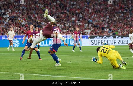 Munich, Allemagne. 12 août 2023. Serge GNABRY, FCB 7 en compétition pour le ballon, attaque, duel, header, zweikampf, action, combat contre Janis Blaswich, RB Leipzig 21, Benjamin HENRICHS, RB Leipzig 39 en action dans le match final de la Super coupe 2023 FC BAYERN MUENCHEN - RB LEIPZIG 0-3 le 12 août 2023 à Munich, Allemagne. Saison 2023/2024, 1.Bundesliga, FCB, München crédit : Peter Schatz/Alamy Live News crédit : Peter Schatz/Alamy Live News Banque D'Images