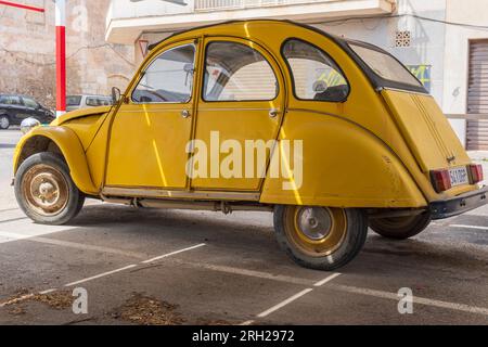 Manacor, Espagne ; juillet 21 2023 : voiture jaune Citroen 2 CV, garée dans la rue. Manacor, île de Majorque, Espagne Banque D'Images