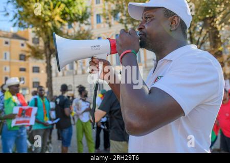 Rome, Rome, Italie. 12 août 2023. Un militant sénégalais avec un mégaphone crie des slogans pour la libération d’Ousmane Sonko lors de la manifestation organisée par le parti Pastef en Italie à Rome. Ousmane Sonko, dirigeant du parti d'opposition sénégalais Pastef (Patriotes africains du Sénégal pour le travail, l'éthique et la fraternité), a été arrêté début août 2023 pour incitation à l'insurrection. Il est l'un des candidats privilégiés aux élections sénégalaises de février 2024. (Image de crédit : © Marcello Valeri/ZUMA Press Wire) USAGE ÉDITORIAL SEULEMENT! Non destiné à UN USAGE commercial ! Banque D'Images