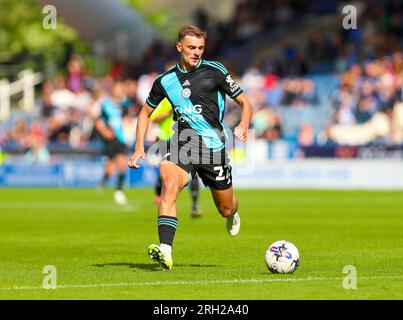 John Smith's Stadium, Huddersfield, Angleterre - 12 août 2023 Kiernan Dewsbury-Hall (22) de Leicester City sur le ballon - pendant le match Huddersfield Town v Leicester City, Sky Bet Championship, 2023/24, John Smith's Stadium, Huddersfield, Angleterre - 12 août 2023 crédit : Mathew Marsden/WhiteRosePhotos/Alamy Live News Banque D'Images