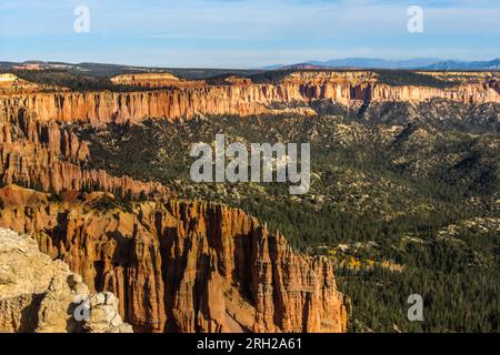 Vue de l'un des amphithéâtres remplis de hoodoo du parc national de Bryce Canyon, vu de la pointe arc-en-ciel par une journée claire et ensoleillée. Banque D'Images